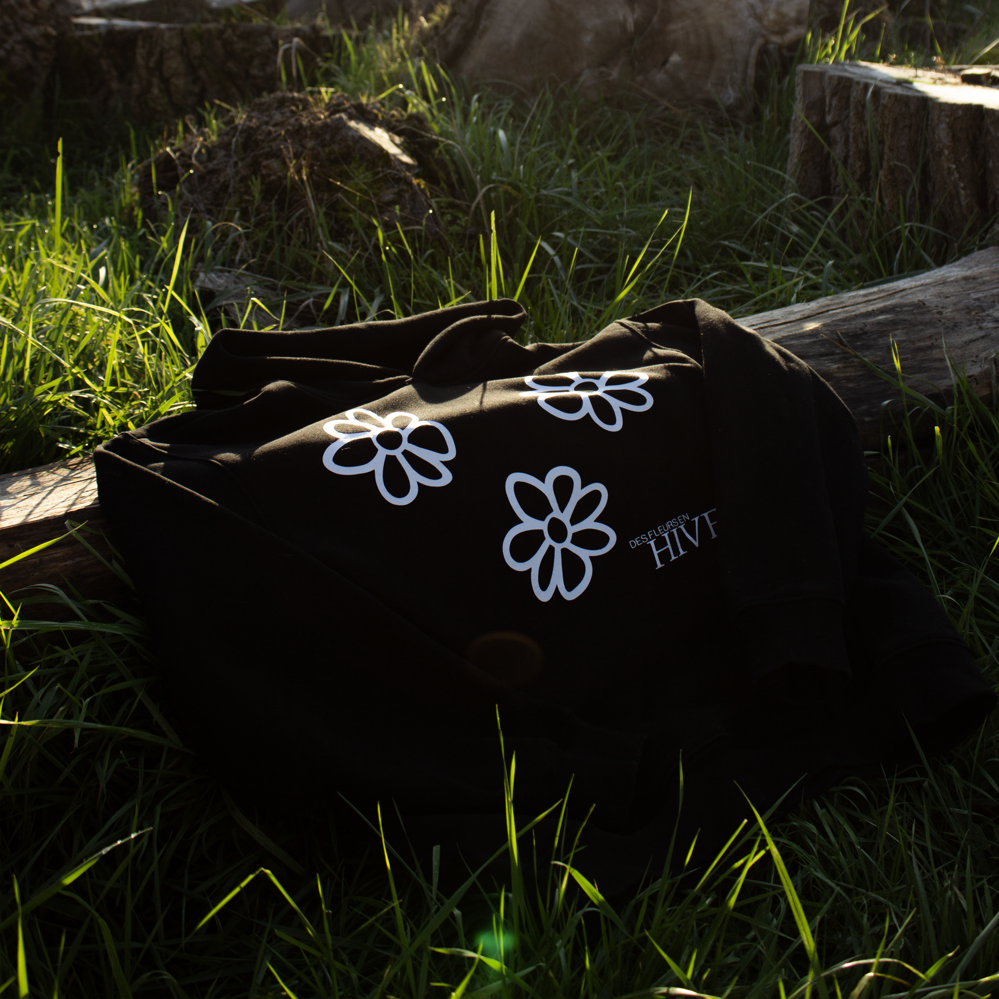 DES FLEURS EN HIVER HOODIE